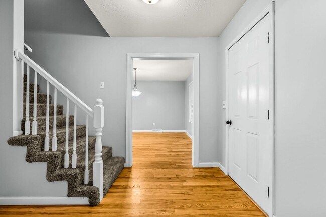 Building Photo - 215 Darrell Dr