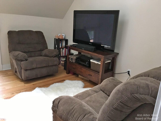 Building Photo - 438 3rd St