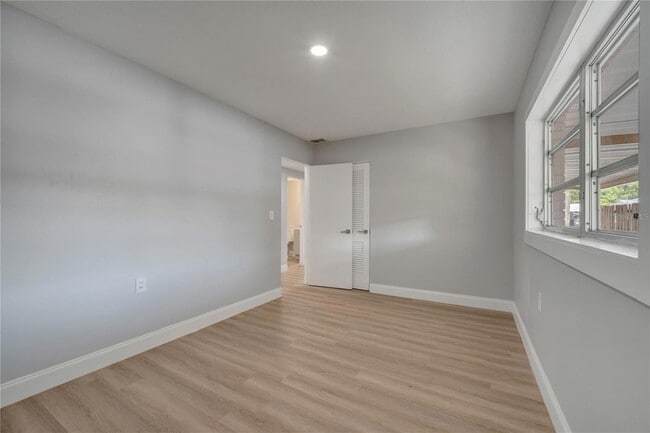 Building Photo - 2303 Bonneville Dr