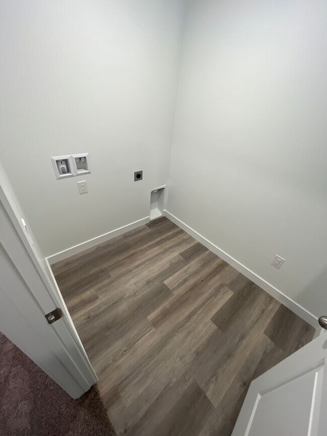 Building Photo - Modern Four Bed Home