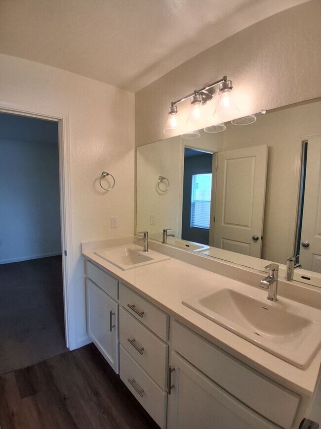 Building Photo - PRICE REDUCTION + MOVE-IN SPECIAL! Beautiful Home in Madera!