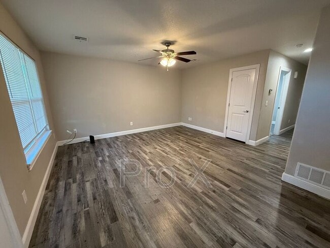 Building Photo - 1414 E 6th St