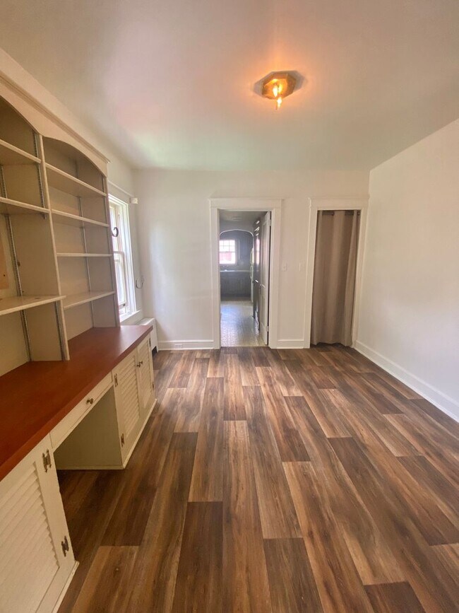 Building Photo - Amazing Cap Cod with 2 BR/ 1.5 BA and Bonu...
