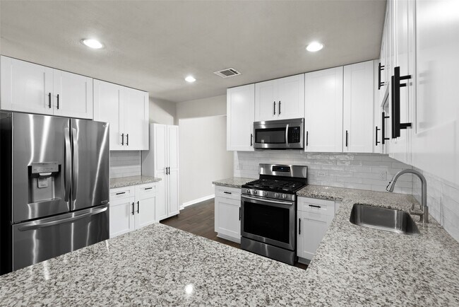 Building Photo - 709 E 41st St