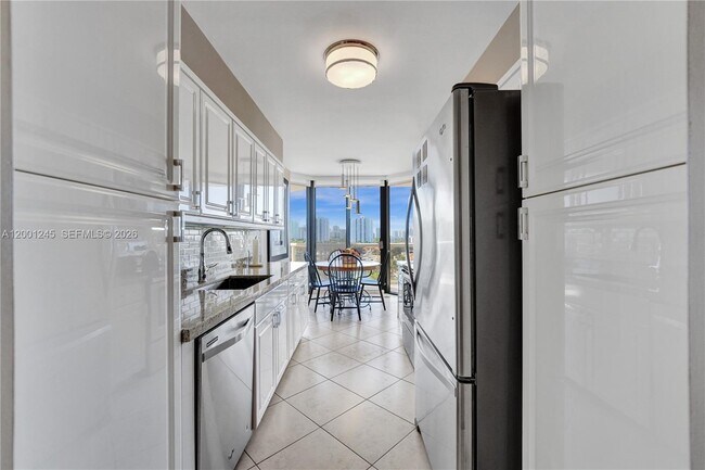 Building Photo - 3600 Yacht Club Dr