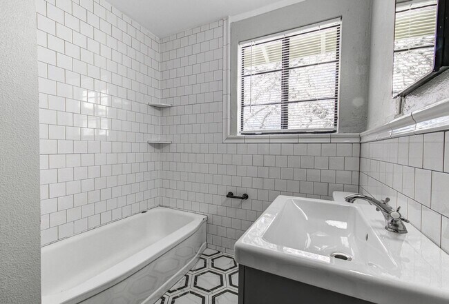 Building Photo - 3904 Maplewood Ave