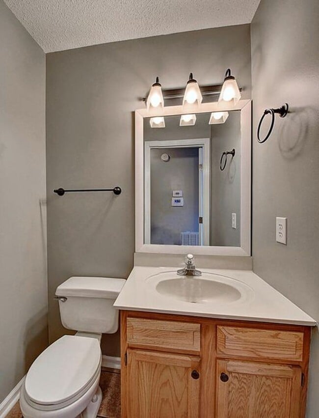 Building Photo - 200 Arrowhead Dr