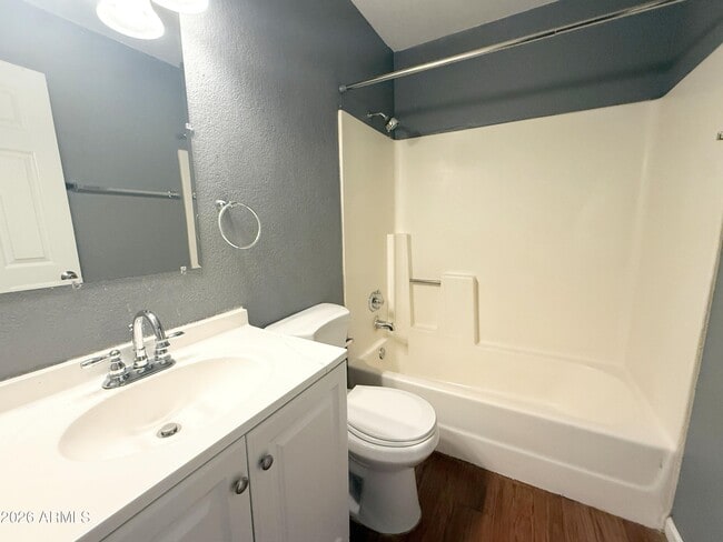 Building Photo - 2202 W Glenrosa Ave