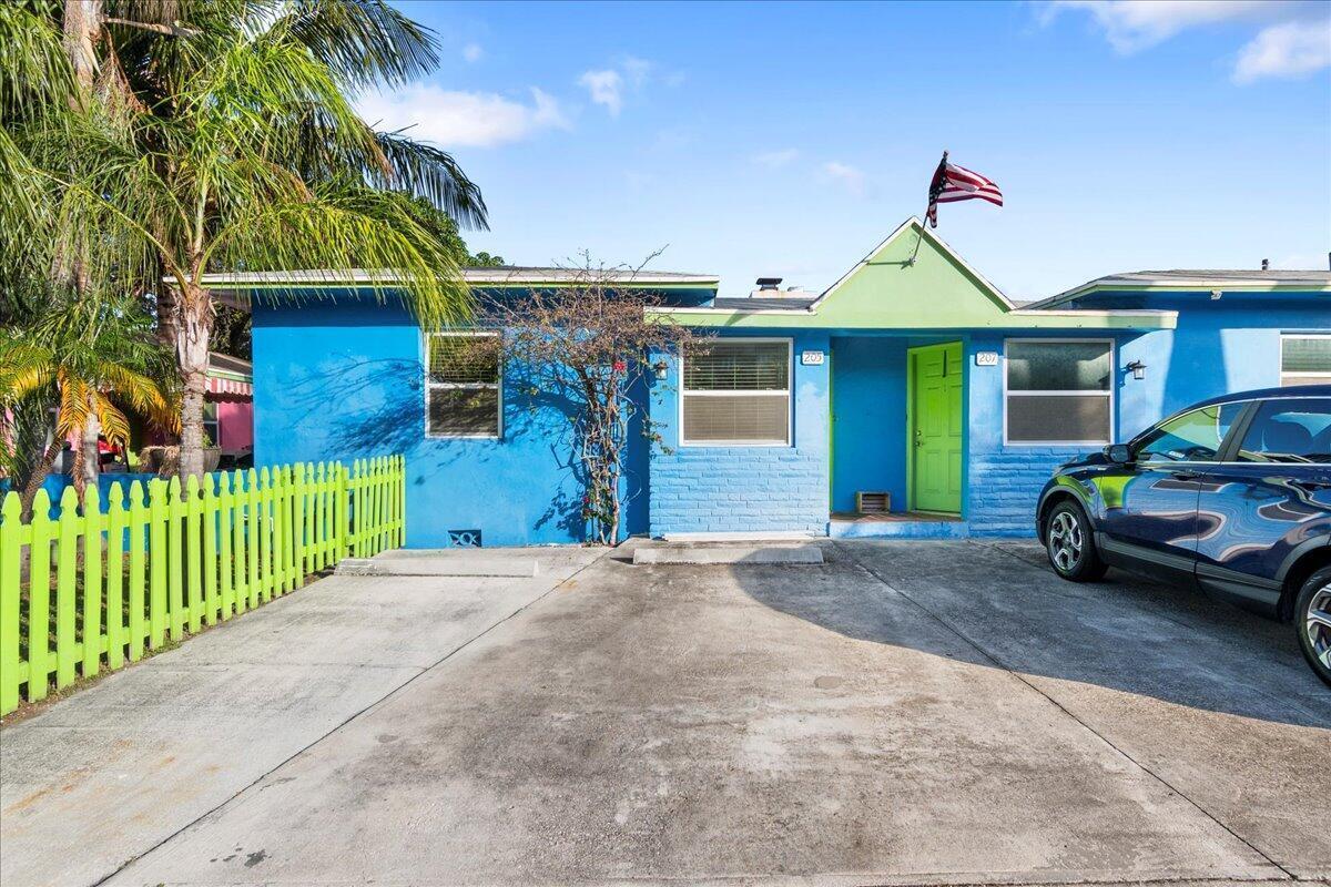Building Photo - 205 E Palm St