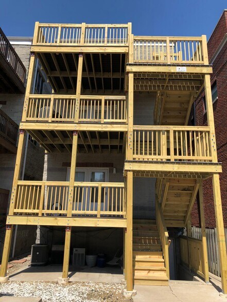 Deck - 1225 W Roscoe St