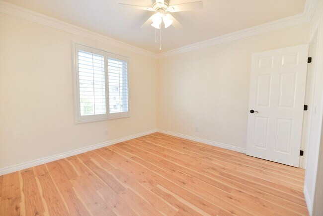 Building Photo - 412 Avenida Santa Barbara