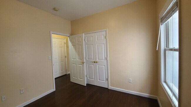 Building Photo - 43 Ravine Ave