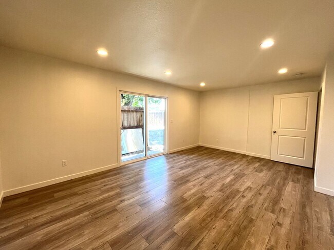 Building Photo - 1629 Kendall Dr