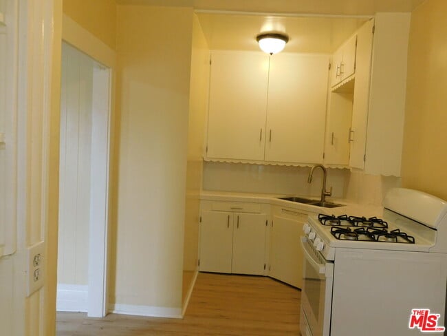 Building Photo - 616 W 58th St