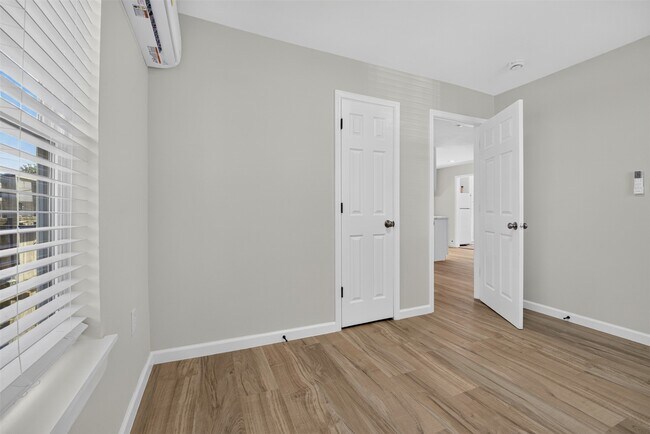 Building Photo - 908 1/2 Jewett St