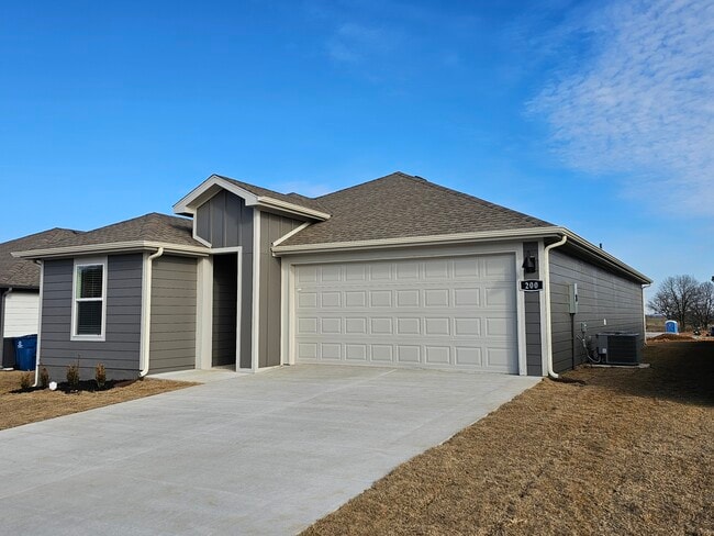 Building Photo - 200 NW Bellflower St