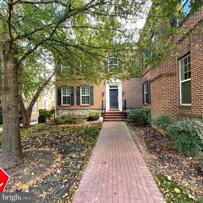 Building Photo - 3911 Chain Bridge Rd