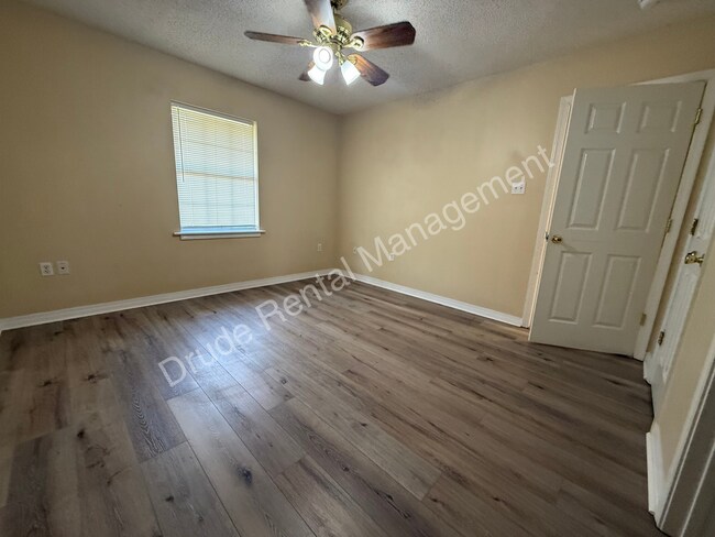 Building Photo - 508 Cedar Ln