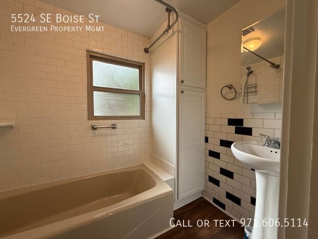 Building Photo - 5524 SE Boise St