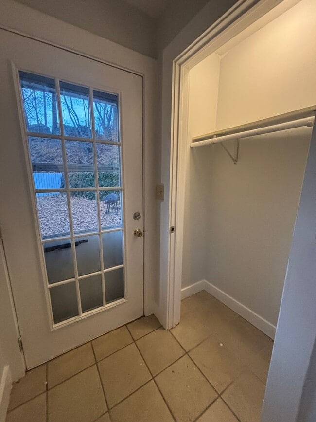 Building Photo - 318 Front St