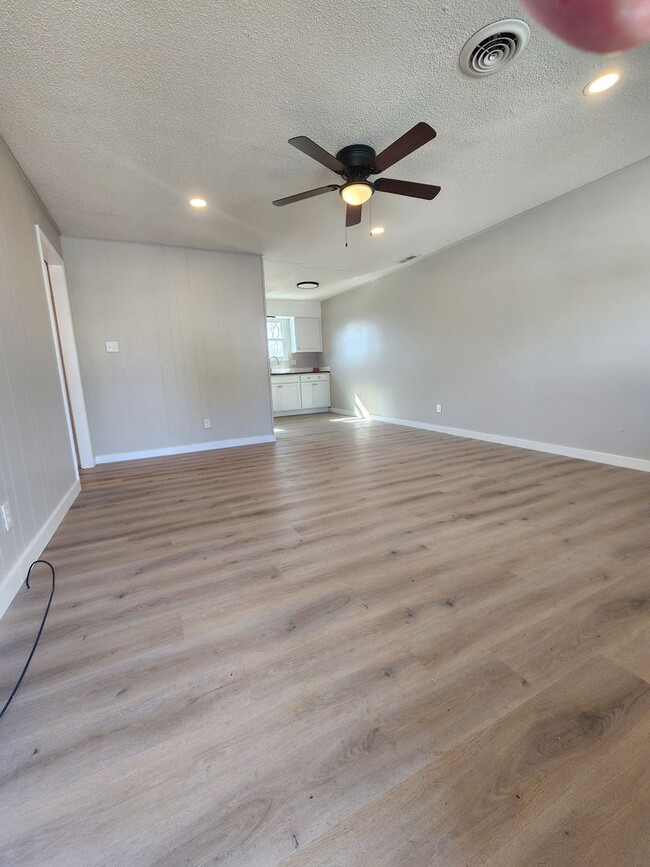 Building Photo - Maryville 37804 - 2 bedroom 1 bath duplex - call Tom Parry 865-607-3649