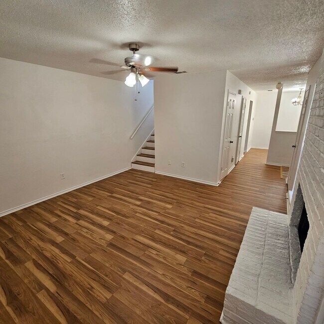 Building Photo - 1400 Darr St