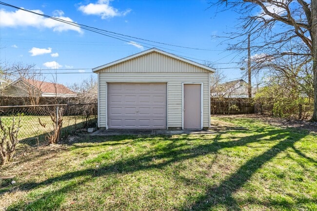 Building Photo - Mohican Ave