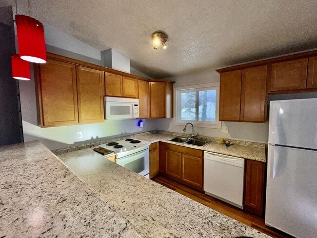 Building Photo - LIFE IS BETTER AT THE LAKE!