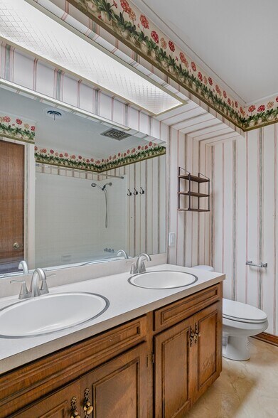 Building Photo - 1554 Westbury Dr