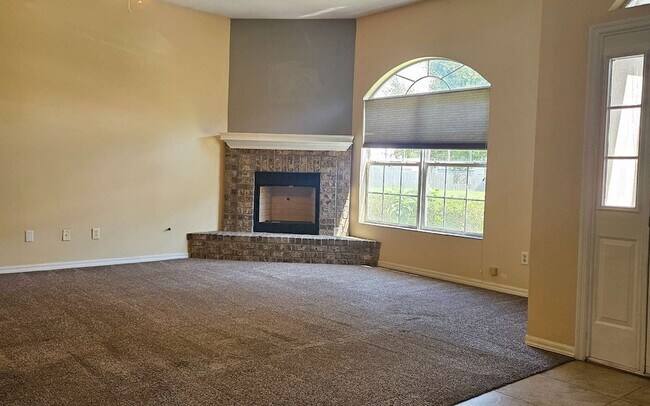Building Photo - 885 SW Jaguar Dr