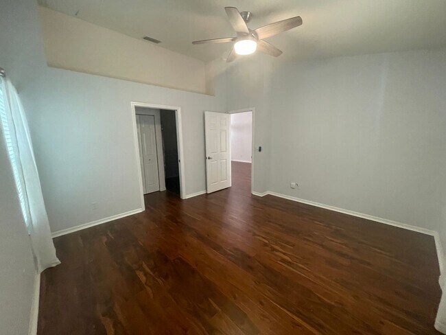 Building Photo - 5708 Greenwood Cir