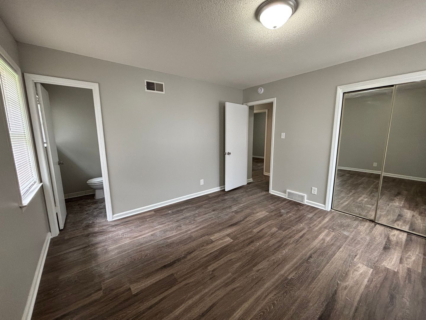 Building Photo - Welcome to this charming 3-bedroom, 1.5-ba...