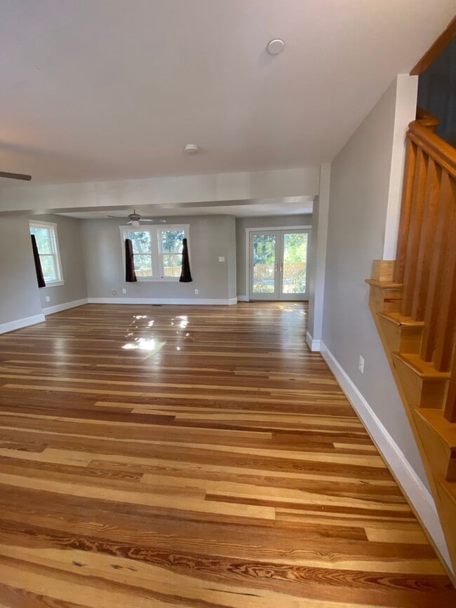 Building Photo - 4 Bedroom / 2 Bath Eastport Cape Cod
