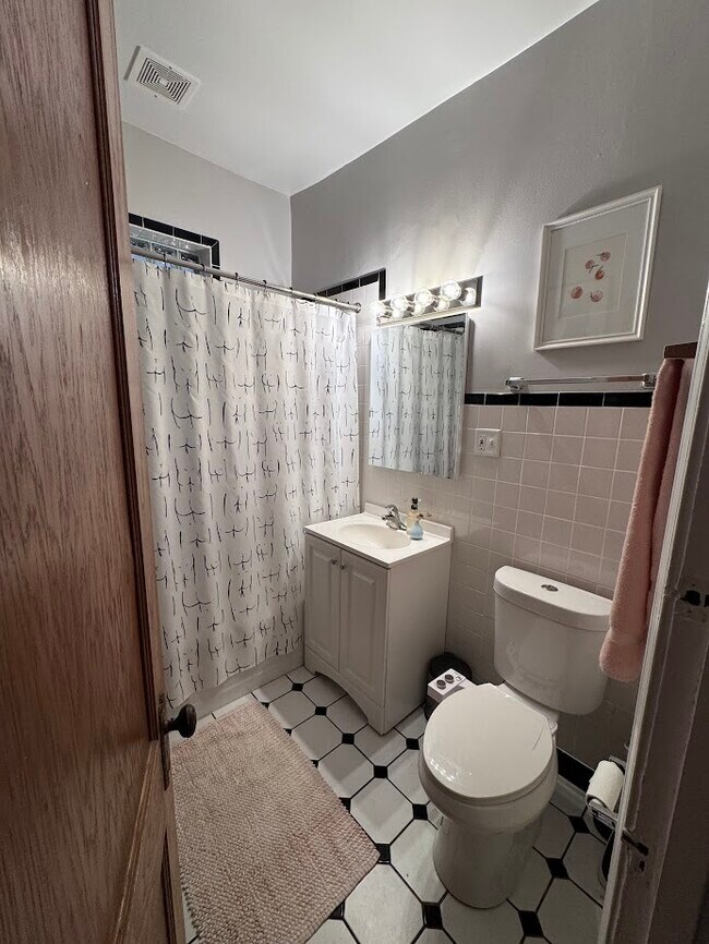 Building Photo - 2251 W Giddings St