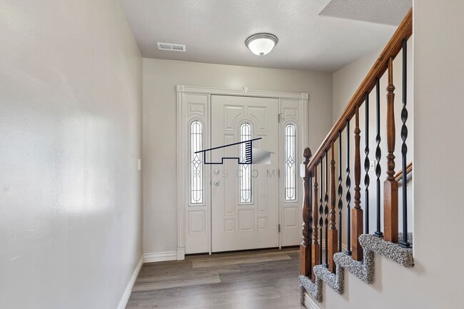 Building Photo - Fantastic Ogden 3 Bedrooom Townhouse!