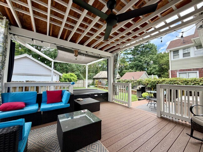 Building Photo - Stunning 4-Bed/2-Bath Home in the heart of Lansdowne! Available First Week of September!