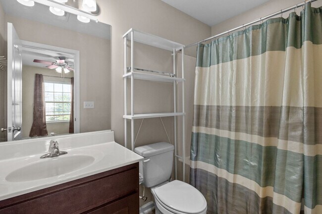 Building Photo - Beautiful Townhome for Rent in Virginia Beach With Free Internet!