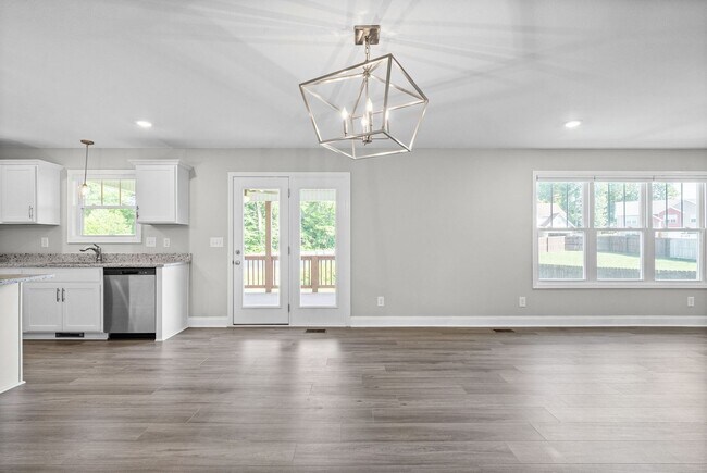 Building Photo - Pet Friendly Four Bedroom!