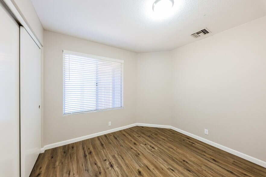 Building Photo - 11027 N 59th Dr