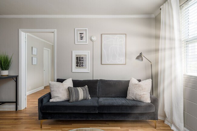 Building Photo - One Bedroom Across From Walking & Biking Trails in Fisher Park - Water & Parking Included