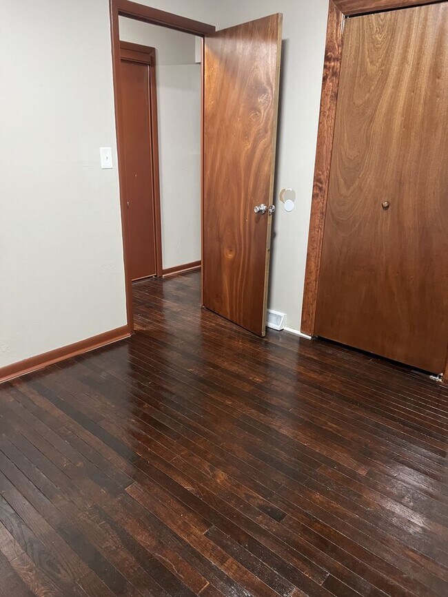 Building Photo - Welcome to this charming 3-bedroom, 1-bath...