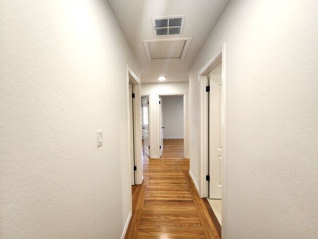 Building Photo - Charming Single Family Home Located in Sou...