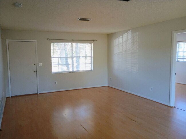 Building Photo - 2 bed 2 bath house for rent