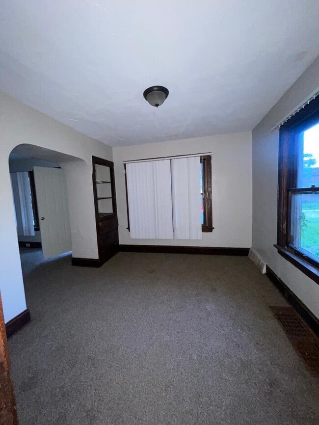 Building Photo - Updated 3 bedroom 1 bathroom in Cleveland
