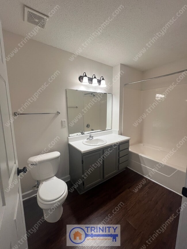 Building Photo - 3 Bedroom Duplex!