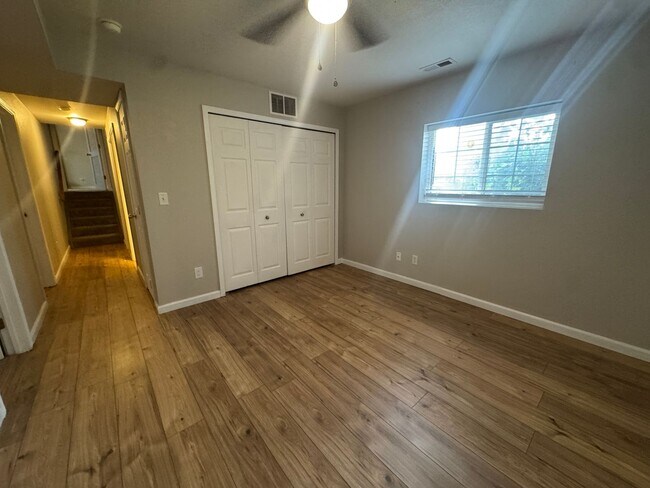 Building Photo - 7126 Oxmoor Ln