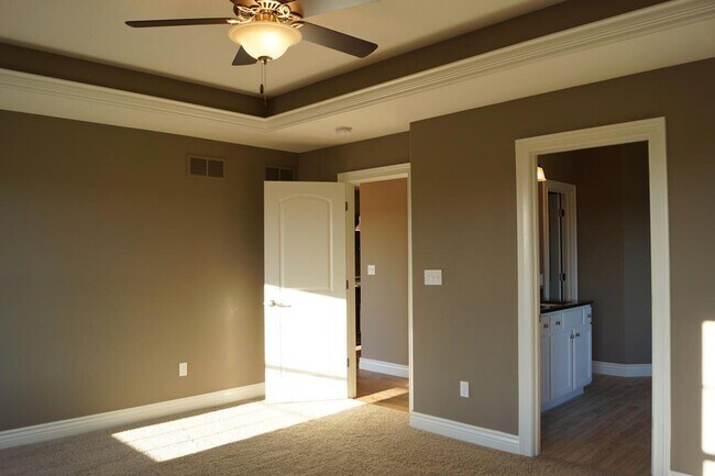 Building Photo - 1923 Lasso Cir