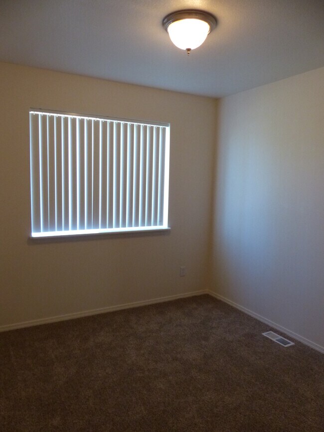 Building Photo - 1214 Forsythia Ave