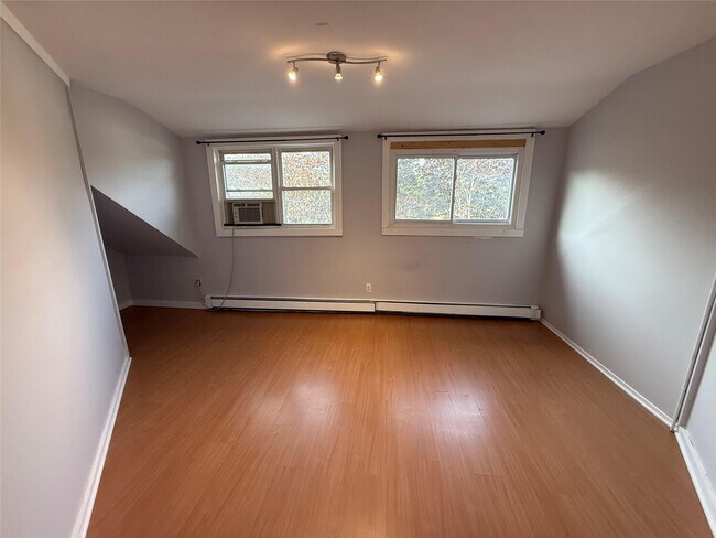 Building Photo - 364 Ashford Ave