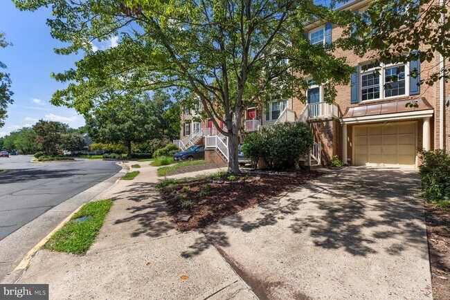 Building Photo - 5142 Woodford Dr